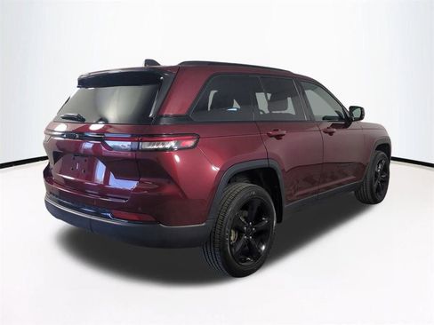 Used 2024 Jeep Grand Cherokee Altitude image 5