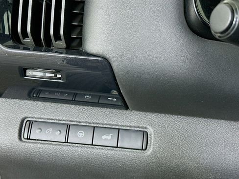 Used 2025 Nissan Pathfinder SV image 17