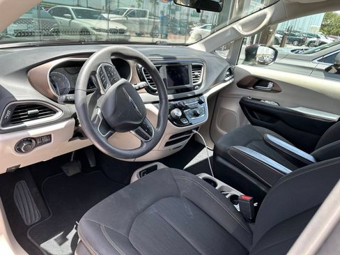 Used 2018 Chrysler Pacifica LX FWD image 14