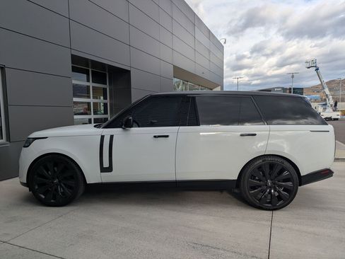 Used 2022 Land Rover Range Rover Long Wheelbase SE image 11