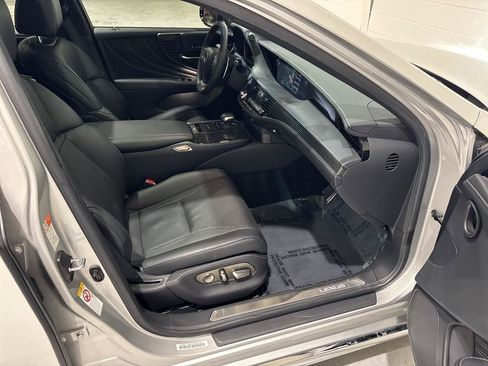 Used 2018 Lexus LS 500 w/ Accessory Package (Z1) RWD image 60