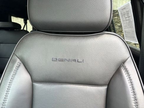 Used 2025 GMC Yukon XL Denali AWD/4WD image 21
