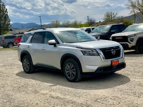 Used 2024 Nissan Pathfinder SV AWD/4WD image 7
