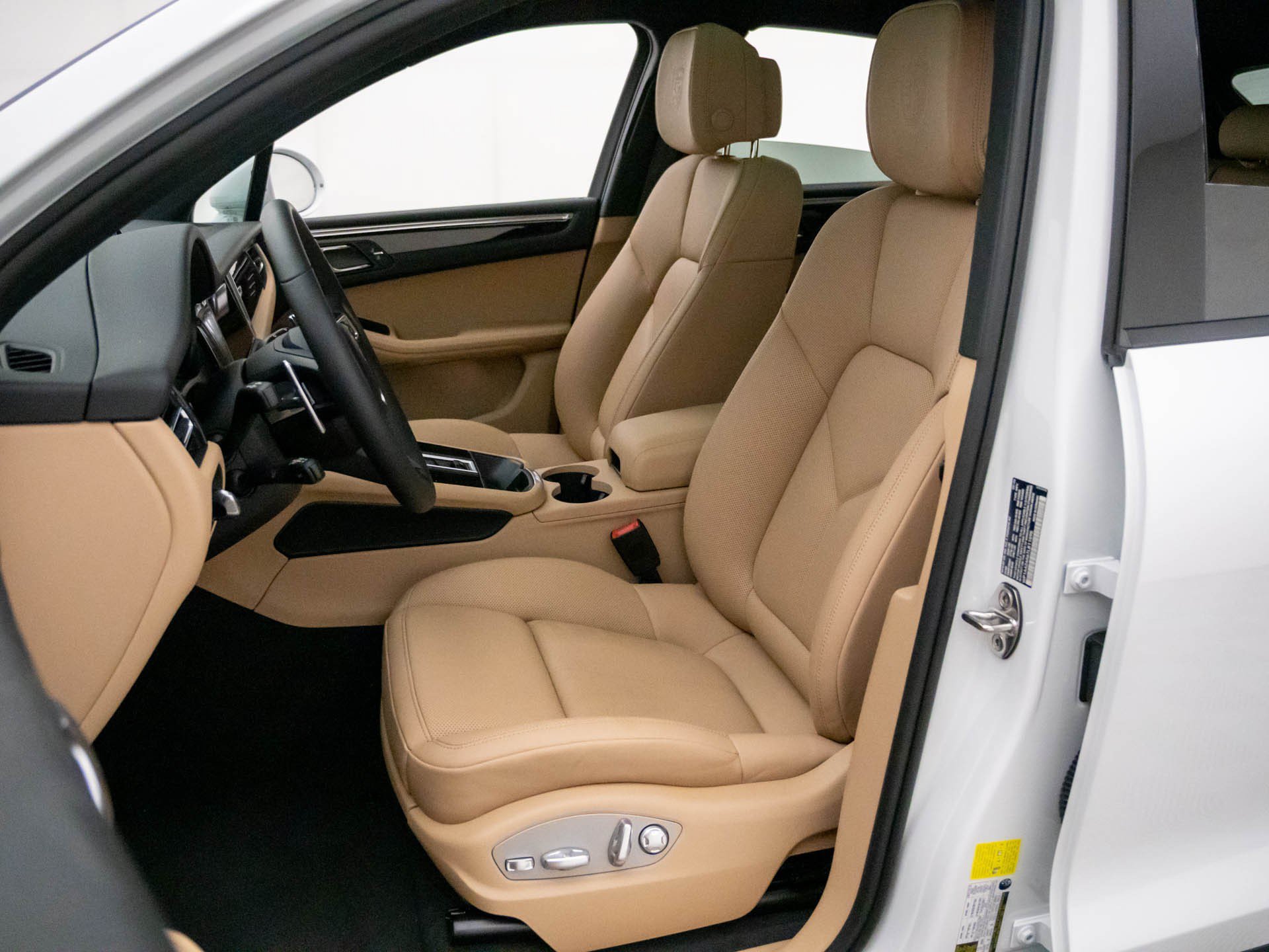 Certified 2026 Porsche Macan AWD/4WD image 5