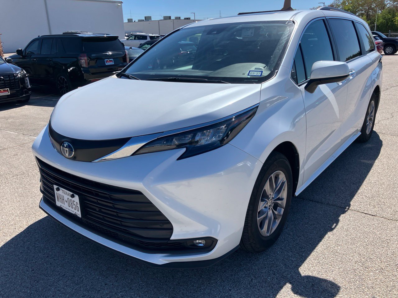 Used 2025 Toyota Sienna XLE FWD image 3