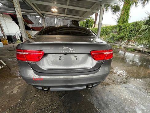 Used 2018 Jaguar XE Premium RWD image 4