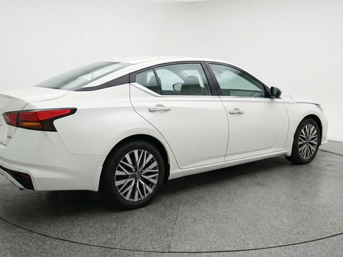 Used 2025 Nissan Altima 2.5 SV image 9