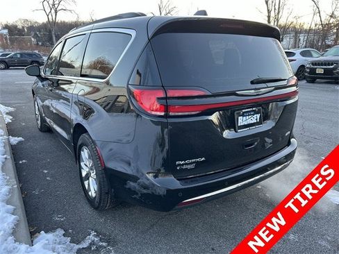 Certified 2022 Chrysler Pacifica Touring-L image 6