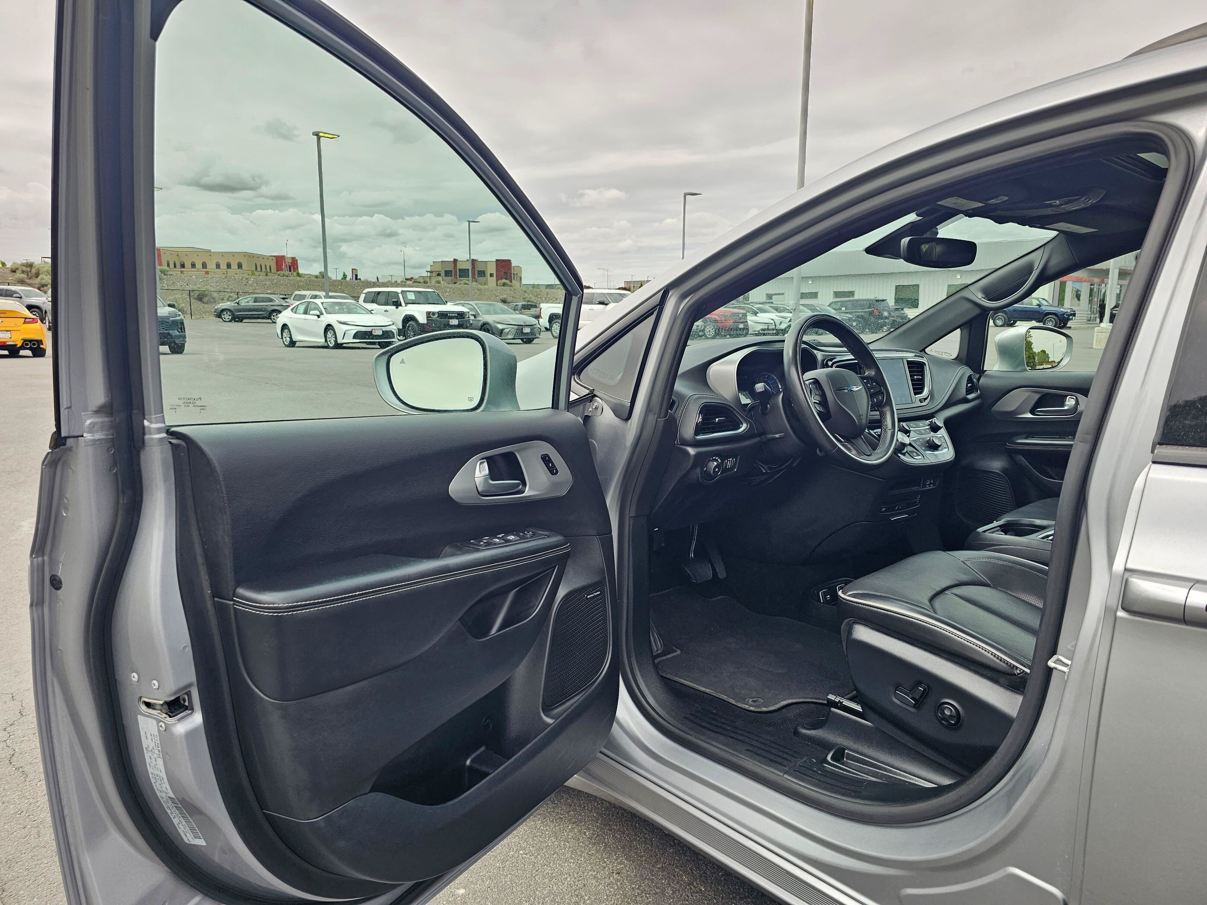 Used 2019 Chrysler Pacifica Limited w/ Advanced Safetytec Group FWD image 16