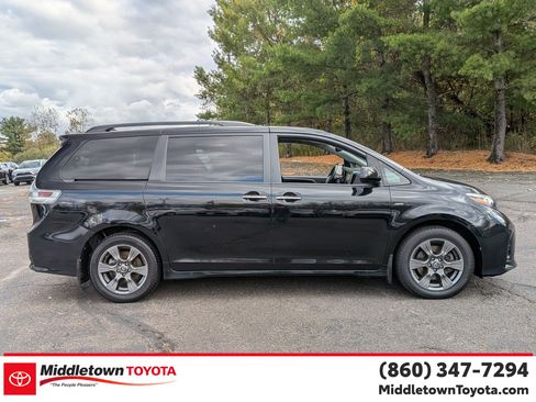Certified 2019 Toyota Sienna SE w/ SE Preferred Package image 2