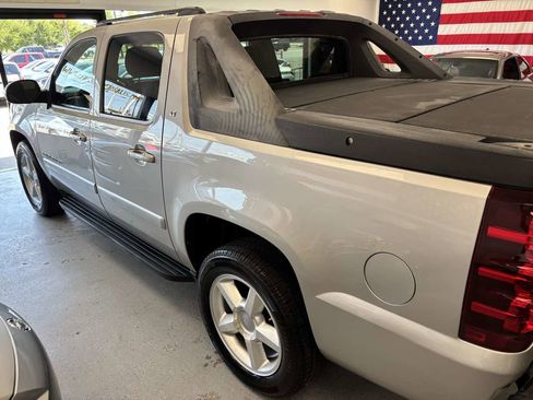 Used 2007 Chevrolet Avalanche LT image 11