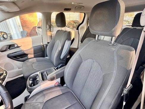 Used 2021 Chrysler Pacifica Touring w/ Cold Weather Group FWD image 8
