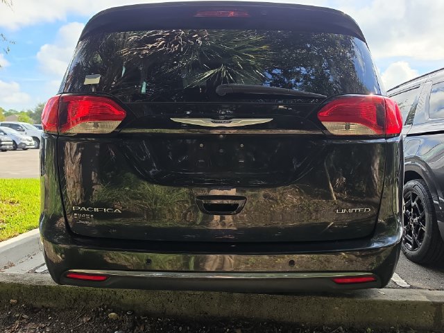 Used 2019 Chrysler Pacifica Limited w/ Tire & Wheel Group FWD image 4