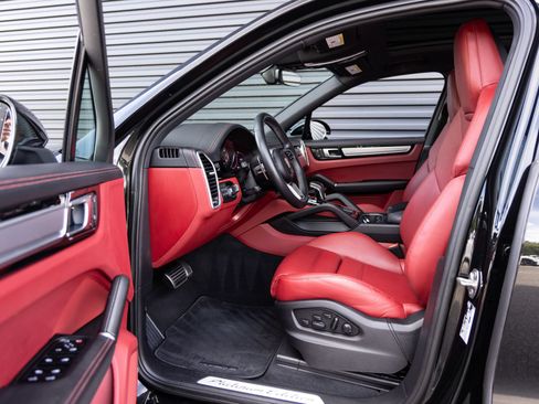Certified 2023 Porsche Cayenne S Platinum AWD/4WD image 23