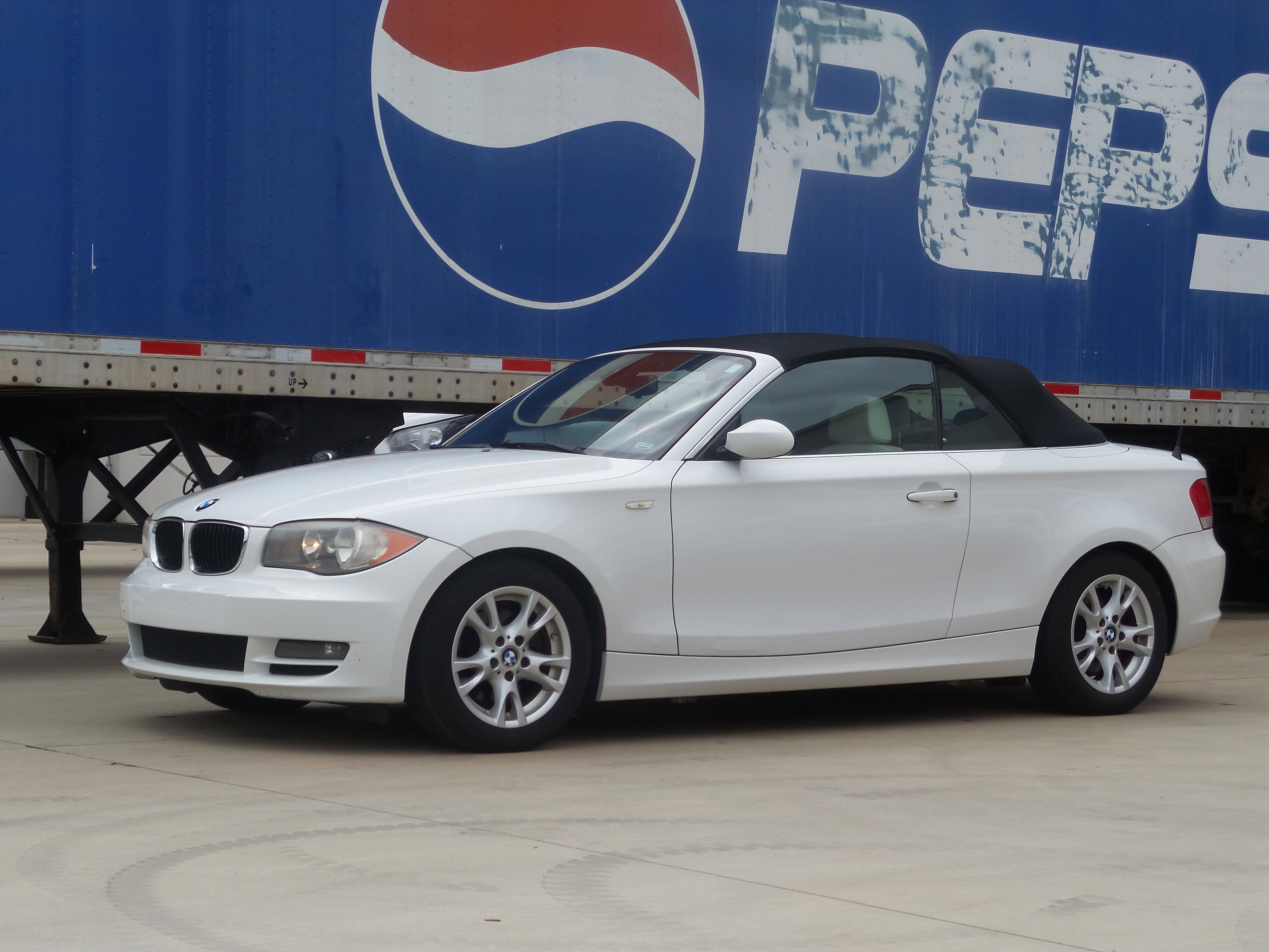 Used 2009 BMW 128i Convertible RWD image 1