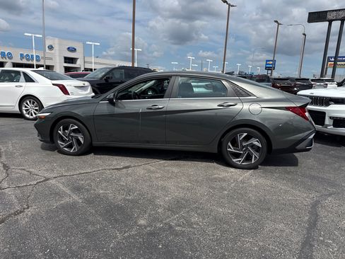 Used 2024 Hyundai Elantra SEL w/ Convenience Package FWD image 3