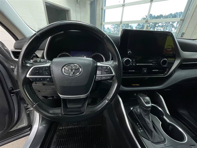 Used 2023 Toyota Highlander XLE FWD image 15