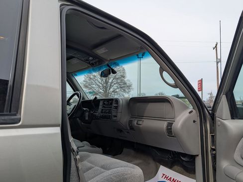 Used 1999 Chevrolet Suburban 1500 4WD w/ Preferred Equipment Group 2 image 22