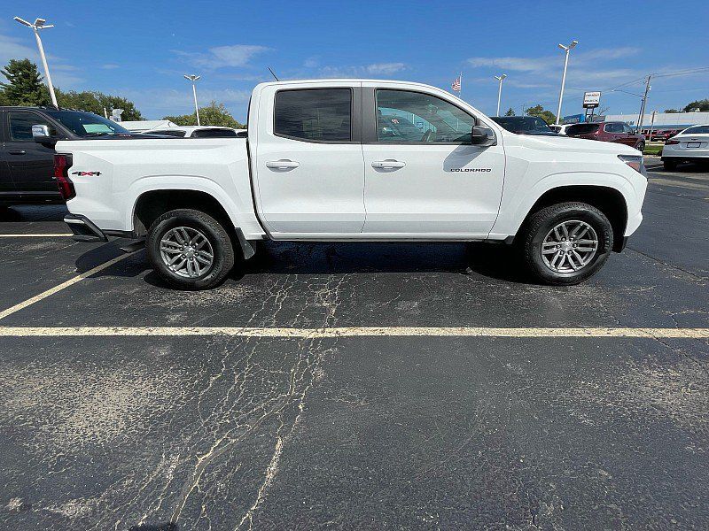 Used 2024 Chevrolet Colorado LT w/ LT Convenience Package II AWD/4WD image 8