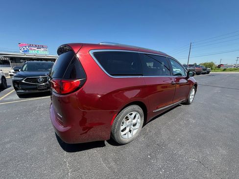 Used 2019 Chrysler Pacifica Limited FWD image 3