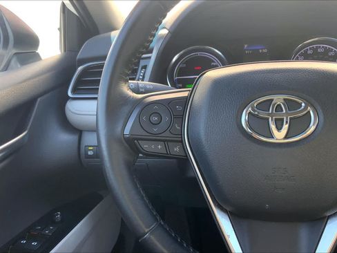 Used 2020 Toyota Camry SE w/ Sunroof Package FWD image 24