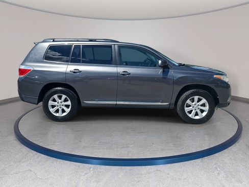 Used 2012 Toyota Highlander SE w/ Tow Pkg FWD image 4