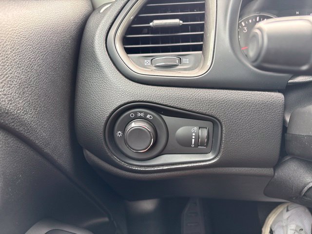 Used 2023 Jeep Renegade Latitude AWD/4WD image 11