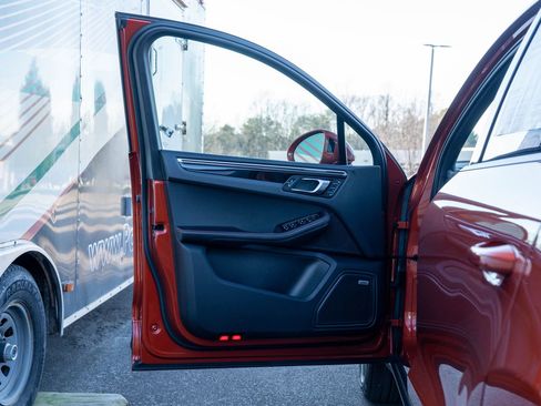 Certified 2022 Porsche Macan image 20