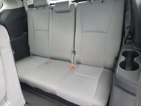 Used 2023 Toyota Highlander LE FWD image 11