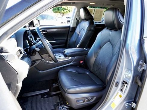 Used 2023 Toyota Highlander Platinum FWD image 15