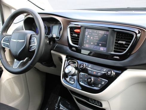 Used 2022 Chrysler Voyager LX FWD image 28