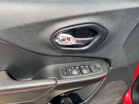 Used 2019 Jeep Cherokee Trailhawk w/ Cold Weather Group AWD/4WD image 18