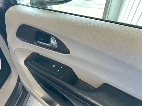 Used 2018 Chrysler Pacifica Touring-L FWD image 18