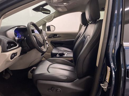 Used 2023 Chrysler Pacifica Touring-L image 14