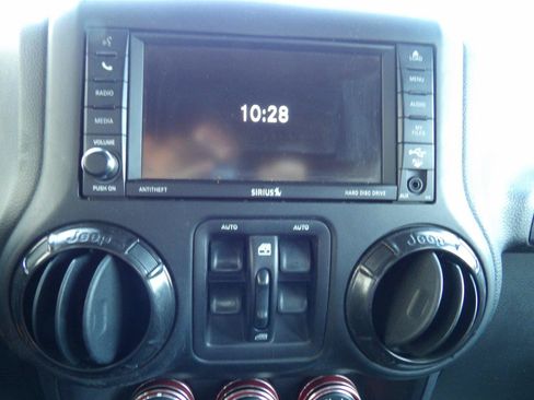 Used 2017 Jeep Wrangler Unlimited Rubicon AWD/4WD image 18