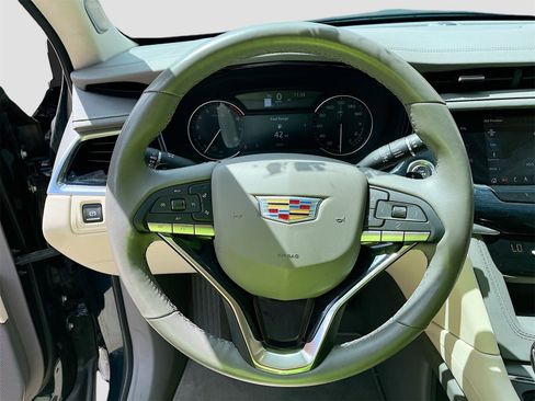 Used 2024 Cadillac XT6 Premium Luxury image 11