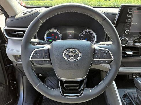 Used 2020 Toyota Highlander LE image 24