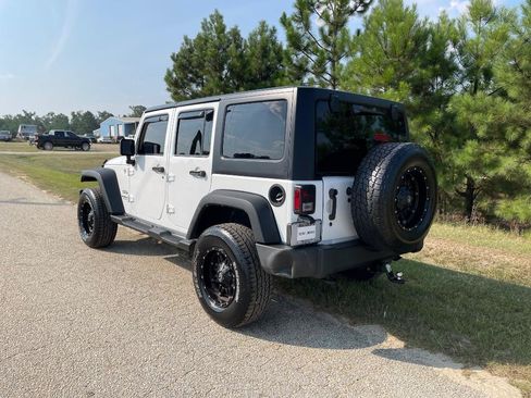 Used 2015 Jeep Wrangler Unlimited Sport w/ Quick Order Package 24S AWD/4WD image 9