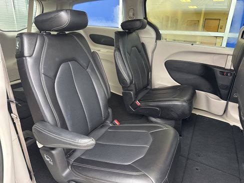 Used 2024 Chrysler Pacifica Touring-L image 11