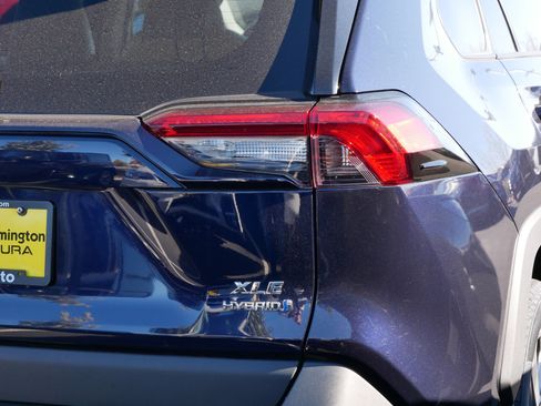 Used 2021 Toyota RAV4 XLE Premium image 17