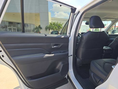 Certified 2025 Toyota Grand Highlander FWD image 16