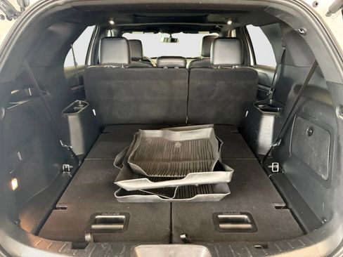 Used 2018 Ford Explorer XLT w/ Equipment Group 202A AWD/4WD image 17