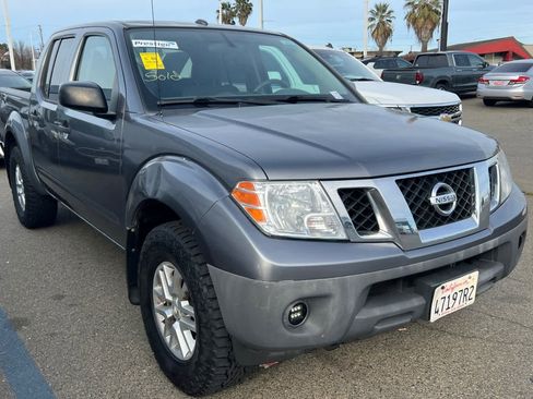 Used 2017 Nissan Frontier SV image 3