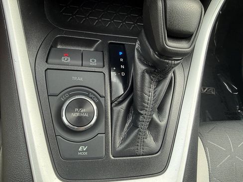 Used 2021 Toyota RAV4 XLE AWD/4WD image 40