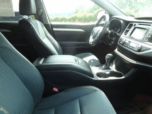 Used 2015 Toyota Highlander Plus AWD/4WD image 16