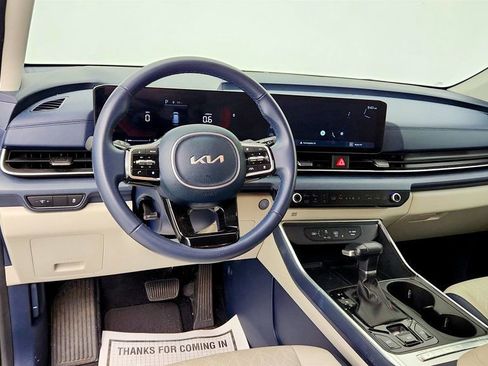 Used 2025 Kia Carnival EX FWD image 12