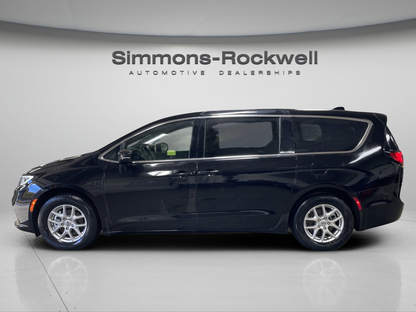 Used 2025 Chrysler Pacifica Select FWD image 2