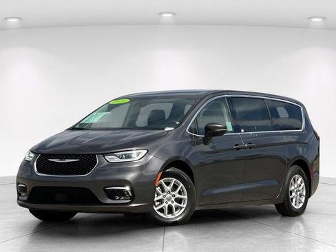 Used 2023 Chrysler Pacifica Touring-L FWD image 2