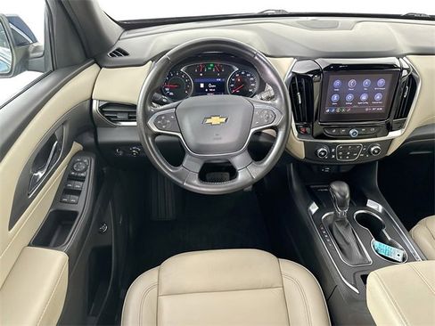 Used 2022 Chevrolet Traverse LT w/ LT Premium Package image 3