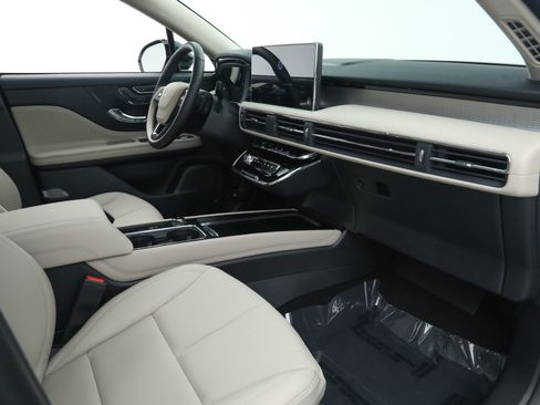 Used 2025 Lincoln Corsair FWD w/ Equipment Group 101A image 23